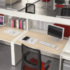 LOGIC 07 Team Schreibtisch mit Sichtschutz, Ablagen, zweifarbig, Stauraum Lösungen