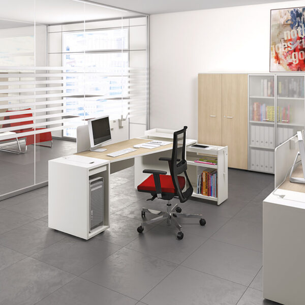 LOGIC 14 kleiner Büro Schreibtisch mit Ablagen und Kabelmanagement, kompakt in weiß, Mitarbeiterbüro