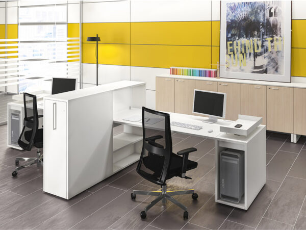 LOGIC 15 Mitarbeiter-Büro, Schreibtisch mit Sichtschutz und integriertem Ablagencontainer, Apothekerschrank, komplett in weiß möglich