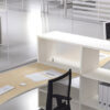 LOGIC 17 moderner Team Schreibtisch in Ahorn, weiß, Ablagemöglichkeiten