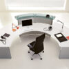 VOLTA 07 Büroempfang Schreibtisch mit Sichtschutz, halbrund, individuell in Aluminiu und weiß