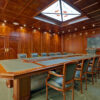 art&moble  33  Konferenzzimmer klassisch mit Konferenztisch und Leder, Kirsche und Wurzelholz