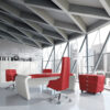 Vanity  09  exklusiver Chefschreibtisch, Designer Büromöbel, runde Tischwangen, Hochglanz lackiert mit Ledereinlage rot, Sichtschutzpaneel und elegantem Designrollcontainer