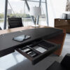 Vanity  22  Design Chef-Schreibtisch mit integrierter Stifte-Schublade geledert, verschwindet elegant dezent in der 9,5cm starkenTischplatte