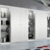 Vanity  23  Design Chefzimmer Schrankwand, stylisch in Hochglanz weiß, Glasböden im offenen Regal mit Beleuchtung