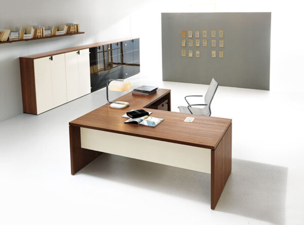 08 Design Eckschreibtisch mit geschlossenem Tischgestell, moderne Chefzimmermöbel preiswert in Walnuss und Elfenbeinfarben, zweifarbig  modulare Ordnerschränke - Lithos