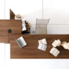 17 Design - Schreibtisch und origineller Tischcontainer bietet individuellen Stauraum, Frei konfigurierbar, Nussbaum und Elfenbein Dekor - Lithos