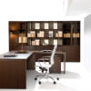 21 Chefbüro Schreibtisch mit modularem Aktenschrank, zweifarbig, offenes Regal in Eiche dunkel und Elfenbein Rückwand, Glastürenschrank mit Aluminiumrahmen - Lithos