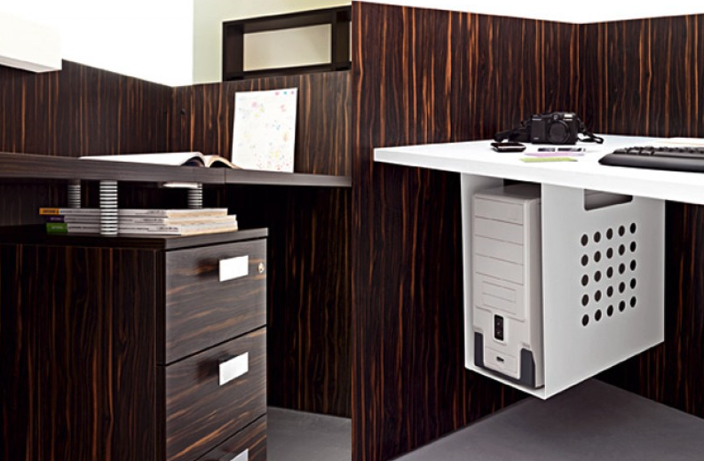 Bürocontainer und PC Halter unter dem Schreibtisch