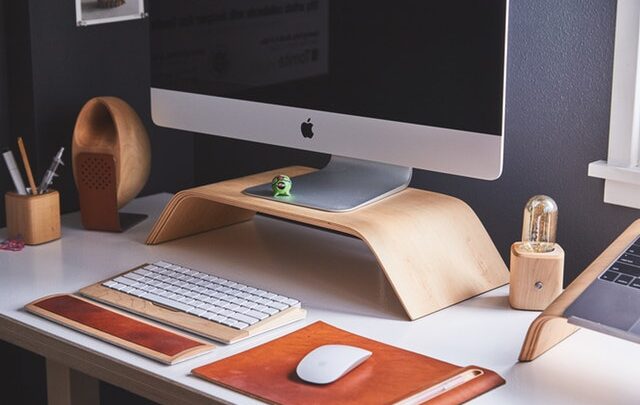 Schreibtisch Home Office mit iMac