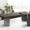 Jera 013 - massiv und zeitgemäßer Konferenztisch, komplette Meetingeinrichtung vom Tisch bis Konferenzstuhl, Ergänzung zum Chefbüro, Kabelöffnung in Holzdekor Esche braun, Tischuntergestell grau