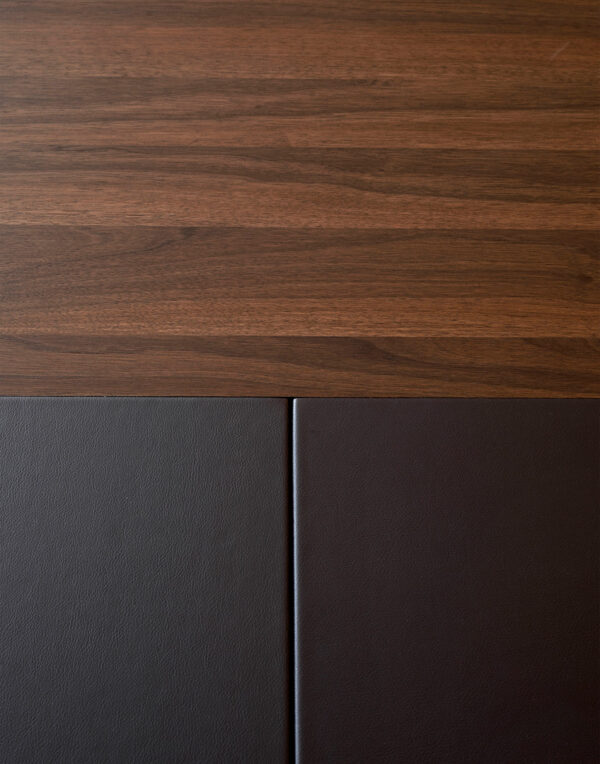 Bellagio - 12 _ Tischplatte Walnuss Holz geräuchert, Teilledereinsatz braun, Verarbeitungsdetails Chefschreibtisch