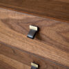 Bellagio - 13 _ Walnuss Holz Schubladen, Ledergriffe mit Messingabdeckung, Staurraum Details der Chefzimmer Kollektion