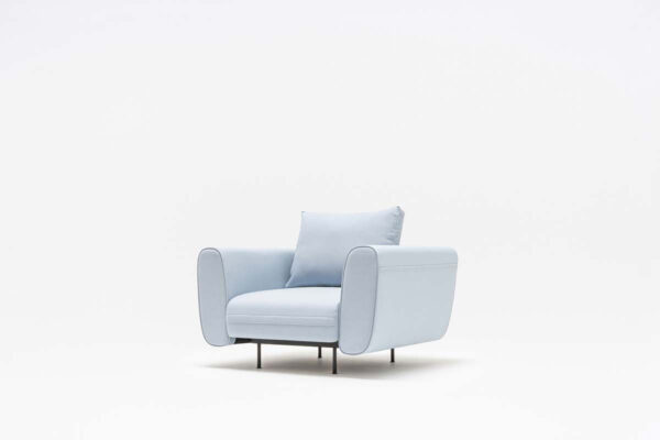 Lotus 001 Lounge Sessel mit sehr bequemer Sitzpolsterung, breite Armlehnen, hochwertiger Stoffbezug