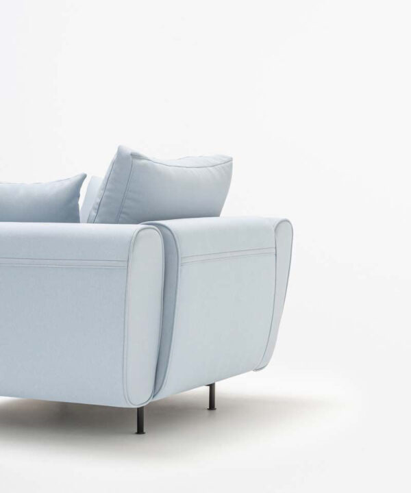 Lotus 008 - Sessel Rückseite, breite Lehnen, Stoffpolsterung mit Kissen