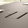 Jera_36 _Kabeldurchfuehrung_beidseitig_klappbar_chefzimmer_konferenztisch_beige-grau