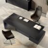 Jera_38_chefschreibtisch-modern-mattschwarz-schubladen-container-chefzimmer-lederchefsessel-besucherstuehle