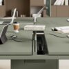 Sigma_19 - Schiebetischplatte-bench-doppelschreibtisch-kabelkanal-mitteltraverse-monitorschwenkhalterung-ablagen-dekor-salbeigruen