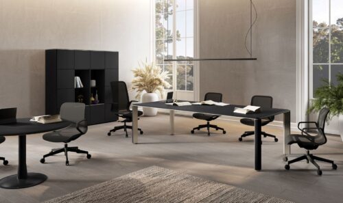 Iulio_32-agiles-buero-konferenzzimmer-edlen-design-besprechungstisch-flexibel-arbeiten-mattschwarz-kabelmanagement-monolith-schrank-netzdrehstuhl