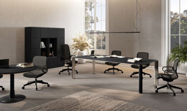 Iulio_32-agiles-buero-konferenzzimmer-edlen-design-besprechungstisch-flexibel-arbeiten-mattschwarz-kabelmanagement-monolith-schrank-netzdrehstuhl