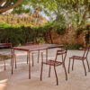 Flaner_14 - Outdoor-biergarten-kollektion-stuhl-tisch-ral3007-burgunderrot-metall-pulverbeschichtet-wetterfest-breite-standfuesse-kiesboden