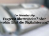 Blogartikel, Hero-Bild: Geblurrtes Faxgerät und Titel, Thema: Folgen der Digitalisierung für die Arbeitswelt: Wie sich das Arbeitsklima im Büro ändert
