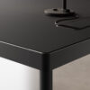 Detailaufnahme des Fil Rouge Büromöbelsystems mit flächenbündiger Tischkante, hochwertigem Aluminiumgestell und präziser Verarbeitung im minimalistischen Design