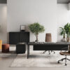 Fil Rouge 35 Chefschreibtisch in Mattschwarz mit minimalistischem Büodesign, Aluminiumrahmen und integrierter Kabelmanagementlösung für moderne Chefbüros