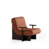 Gepolsterter Kivo_03 Relaxsessel mit Gestell aus massiver Ebenholz-Eiche und hochwertigem Stoffbezug in Rostfarbe für stilvolle Lounge- und Wohnbereiche.