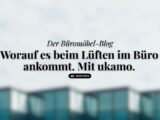 Geblurrte Häuserfront, ukamo-Blog-Titel: Der Büromöbel-Blog. Worauf es beim Lüften im Büro ankommt. Mit ukamo.