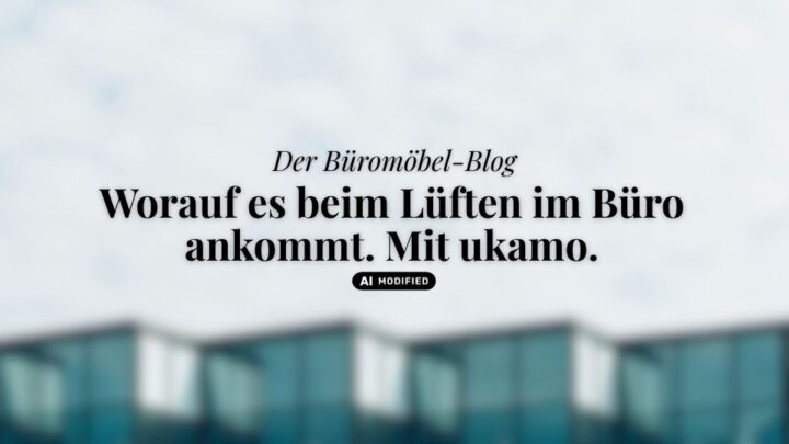 Geblurrte Häuserfront, ukamo-Blog-Titel: Der Büromöbel-Blog. Worauf es beim Lüften im Büro ankommt. Mit ukamo.