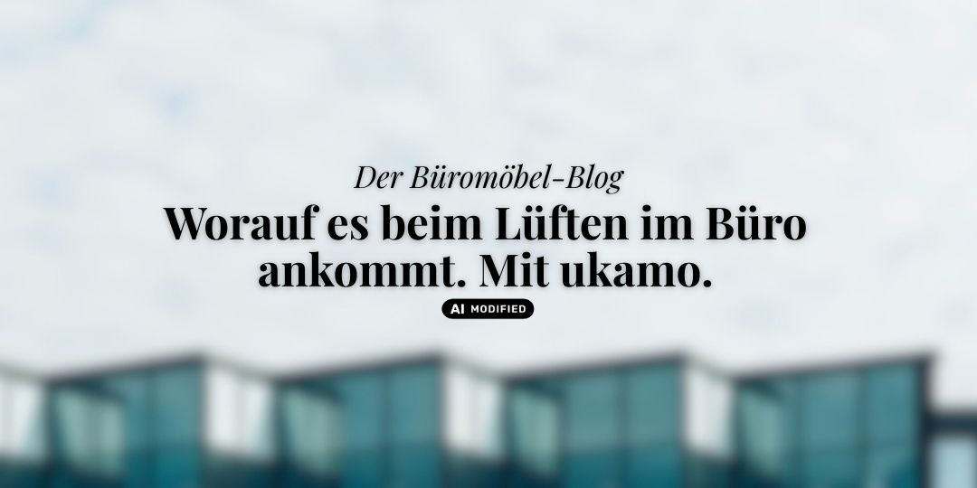 Geblurrte Häuserfront, ukamo-Blog-Titel: Der Büromöbel-Blog. Worauf es beim Lüften im Büro ankommt. Mit ukamo.
